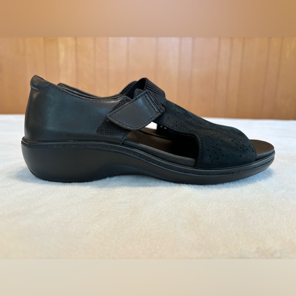 NWOT Aravon Duxbury T-Strap Black Sandal Size 6.5 - Picture 4 of 9